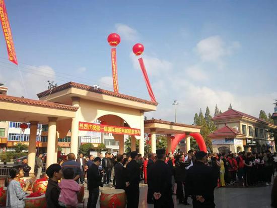 第一屆國(guó)際縫配網(wǎng)展啟動(dòng)儀式現(xiàn)場(chǎng)。東陽(yáng)宣傳部提供